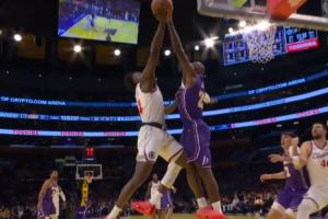 挑战谁呢？？詹姆斯正面血帽按下科比·布朗上篮！！