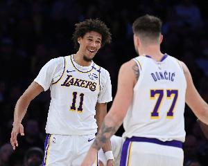 詹姆斯谈冲突：我们是非常紧密的团体 为队友挺身而出简直酷毙了