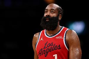 太慢了！哈登遭遇包夹还剩不到1秒传球 桑德斯抛进但超时了