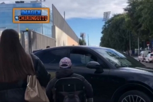 友好互动！佩德里为球迷赠送签名球鞋