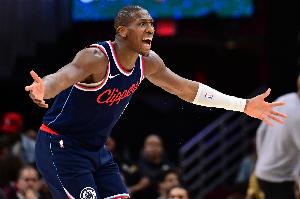 精神可嘉！邓恩死亡缠绕倒地完成抢断 但随后仓促传球又送出球权