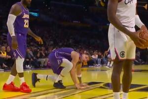 詹姆斯本想去扶起被推倒的东契奇 见后者怒火中烧默默退出战场