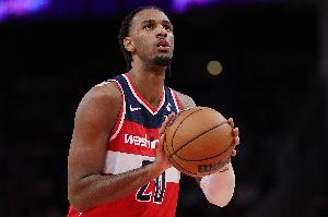 内线摧枯拉朽！萨尔半场10中7 得到15分8篮板1抢断1盖帽