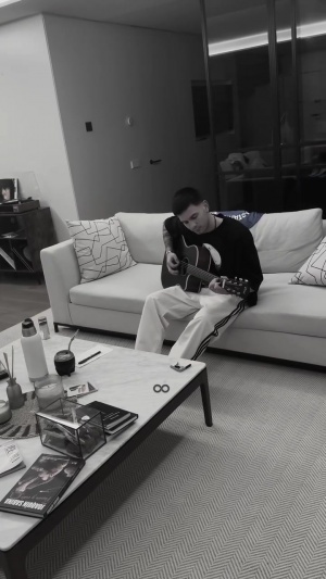 多才多艺！马斯坦托诺社媒发视频，弹吉他悼念马拉多纳