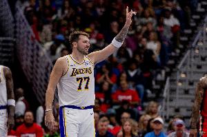 强无敌！东契奇持球强攻 翻身跳投命中并造成小卡第3次犯规