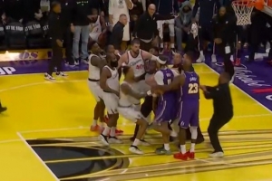 东契奇谈冲突：我当时正在等板结果被邓恩从背后偷袭 我谁都不怕