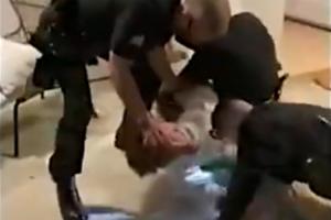 海斯to邓恩：你很会打吗？当年仨警察拿电棍都差点没按住哥！