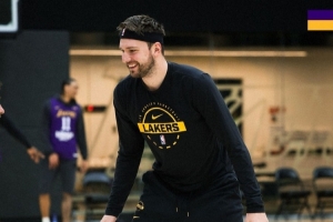 全新造型！湖人官推晒投篮训练照：发带卢卡