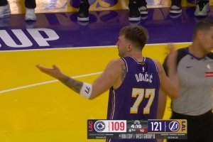 苦苦支撑！小卡连续造成东契奇犯规 4罚全中努力咬住