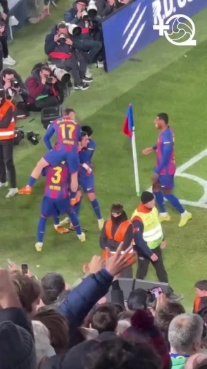 倒霉卡萨多庆祝不小心摔倒砸在地上，费兰被绊倒又砸在他身上