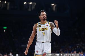 看你调整了！小巴里·布朗半场7中1&三分6中1拿到6分3板4助