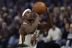 直接打卡了！巴特勒下半场没有首发 小佩顿顶替其出战