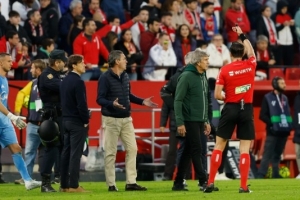 记者：塞维利亚被罚主场部分看台关闭三场，并支付45000罚款