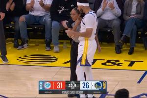 兄弟篮球弟弟先上！赛斯·库里首节末登场 勇士主场全场欢呼