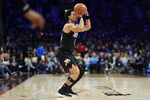 魔仙哥回归？麦凯恩半场16分钟正负值+16 9中5拿到11分4助