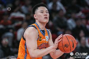 双李组合！半场李弘权三分5中3拿到10分 李添荣4中2拿到8分2断