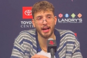 申京：通常中锋都不乐意球队再签别的中锋 但续约亚当斯我很开心