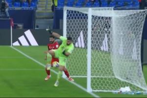 太倒霉了！巴林门将扑救后不慎用脚打入乌龙，此后还被抬出场伤退