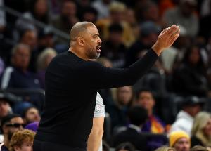 阿门：乌度卡中场休息时发火了 他当时确实挺生气的