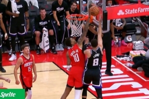 乌度卡怒气冲冲！小贾巴里大帽拉文被吹犯规 火箭挑战成功是好帽