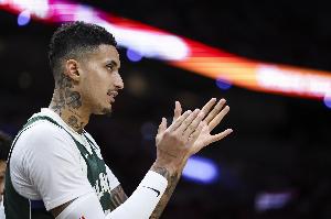 歪打正着！波蒂斯传球被干扰 库兹马拿球顺下起飞单臂暴扣