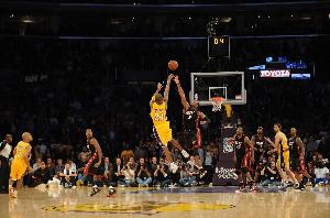 16年前的今天：科比骑马射箭迎着韦德打板三分命中 湖人绝杀热火