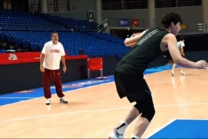 NBA顶级教练Bill特训李俊贤——今日课程：篮下终结训练！