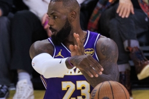 传球为先！詹姆斯赛季至今完成47次助攻 33个运动战进球