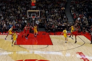 纯个人能力！英格拉姆压24秒艰难后仰出手 无碍皮球仍穿心命中