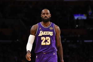 生涯第23赛季！詹姆斯赛季场均14分4.3板7.8助 三项命中率都挺低