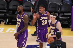 詹姆斯：我看到对方教练让巴恩斯上包夹 这样就漏空八村塁了