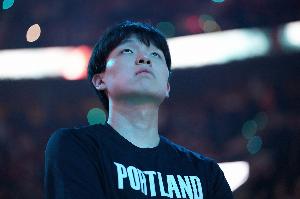 约基奇式助攻！杨瀚森弧顶持球策应 击地妙传空切队友上篮！