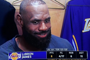 连续得分上双纪录中断啥感受？詹姆斯：没啥感受 我们赢了