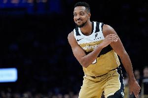 神来之笔！麦科勒姆骑马射箭抢投三分 压哨命中