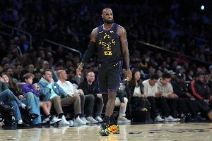 还是没找到手感！詹姆斯外线三分继续打铁