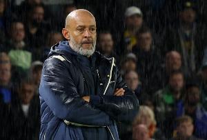 努诺执教生涯对阵曼联5胜5平5负，近3次交手2胜1平保持不败