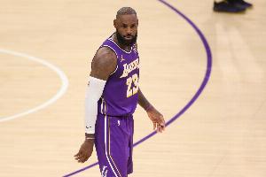 媒体人谈詹姆斯连续得分上双纪录中断：他解脱了 队友也解脱了