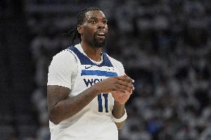 填满数据栏！纳兹·里德13中6拿到19分7板6助1断2帽 正负值+8