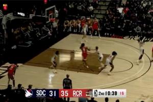 仙人指路！杨瀚森眼神误导单手妙传 助攻队友扣空篮