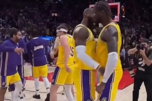 八村塁绝杀后 詹姆斯在场上和湖人队员们挨个撞胸庆祝
