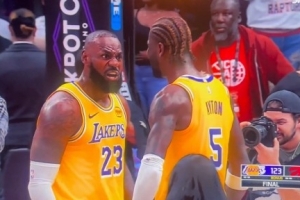 好家伙~助攻八村绝杀后老詹疯狂和队友撞胸怒吼 比亲手绝杀还兴奋