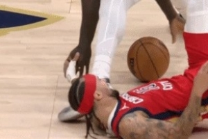 看起来很疼！阿尔瓦拉多倒地拼抢时手腕受伤&直接跑回更衣室