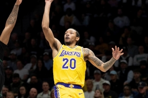 给就会就发挥！小尼克·史密斯14分钟7投4中 砍下12分2抢断