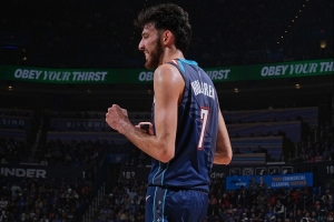 攻防一体！霍姆格伦半场11中8高效砍16分5板1助1帽 得分全队最高