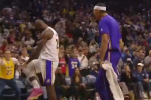 你干嘛詹姆斯豪迈庆祝再踩霸王步 没踩完被海斯偷袭中断！