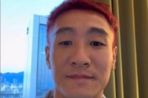 粉毛韦少返场国家队球员为淮超录制视频，韦世豪粉色头发出镜