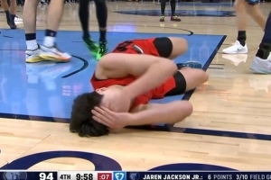 开拓者媒体人：杨瀚森在裁判眼前被打脸却没吹罚 这联盟就是笑话