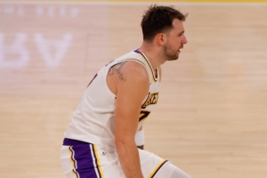 单扛球队进攻！东契奇半场14中6得19分8板5助1盖帽