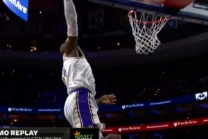 这马上要41岁了！詹姆斯转换三大步单臂战斧劈扣 梦回当年！