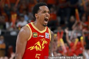 手感火热！小巴里·布朗首节3记三分球轰下11分1板1助1断